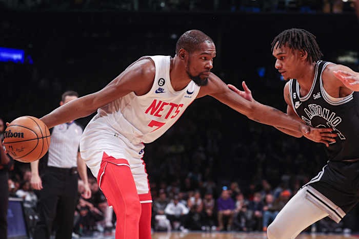 San Antonio Spurs guard Devin Vassell defending Kevin Durant
